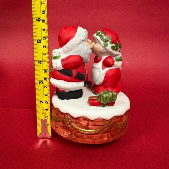 Jasco 1981 Santa Mrs Claus Music Box Bisque Porcelain Christmas Kissing Work - Picture 14 of 15